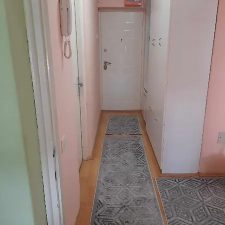Square Apartment *