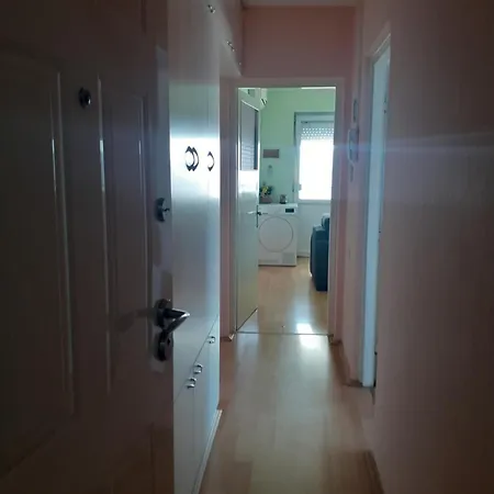 Square Apartment *